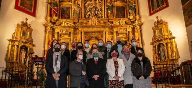 Foto de familia durante la presentación de la nueva imagen del retablo de la Iglesia de Nuestra Señora de los Olmos Foto de familia durante la presentación de la nueva imagen del retablo de la Iglesia de Nuestra Señora de los Olmos