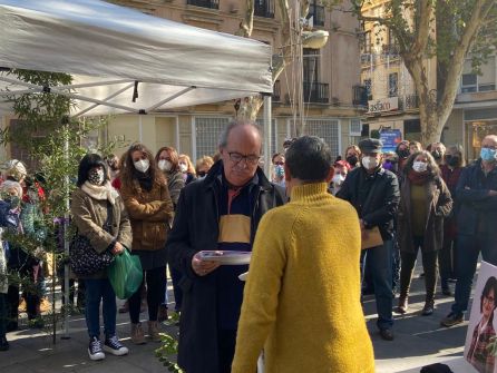 Pedro Pernichi, hermano de Amparo, recibe una primera edición del libro de dedicatorias Pedro Pernichi, hermano de Amparo, recibe una primera edición del libro de dedicatorias