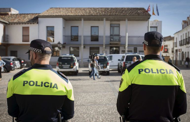 VALDEMORO (MADRID), 27/10/2014.- Agentes de la Policia Local permanecen a las puertas del Ayuntamiento de Valdemoro durante el registro que lleva a cabo la Guardia Civil, dentro de la denominada "Operación Púnica", en la que el alcalde de esta localidad, José Carlos Boza Lechuga, del PP, ha sido detenido. VALDEMORO (MADRID), 27/10/2014.- Agentes de la Policia Local permanecen a las puertas del Ayuntamiento de Valdemoro durante el registro que lleva a cabo la Guardia Civil, dentro de la denominada "Operación Púnica", en la que el alcalde de esta localidad, José Carlos Boza Lechuga, del PP, ha sido detenido.