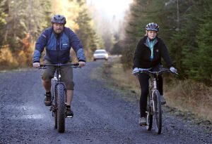 Kaci Hickox desafía la cuarentena y sale a pasear en bici junto a su novio Kaci Hickox desafía la cuarentena y sale a pasear en bici junto a su novio