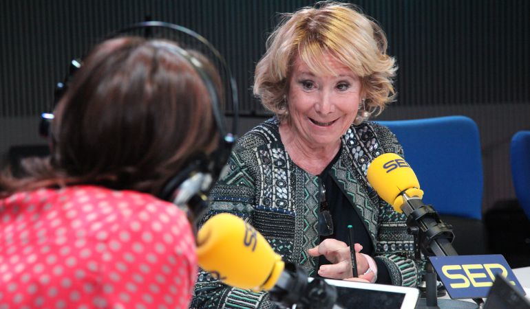 Foto de archivo de una entrevista de Esperanza Aguirre con Pepa Bueno Foto de archivo de una entrevista de Esperanza Aguirre con Pepa Bueno