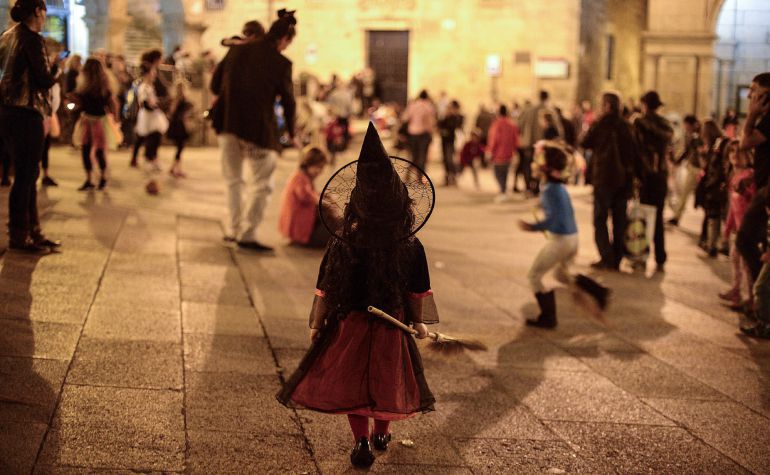 GRA406. OURENSE, 31/10/2014.- Una niña vestida de bruja durante el desfile que se ha celebrado hoy en Ourense con motivo del Samaín, un rito para conmemorar el final de la temporada de cosechas en el que desaparece el límite entre el mundo de los vivos y de los muertos y toman protagonismo las calabazas. Con la mente puesta en los ritos celtas, miles de ciudadanos se preparan esta noche para dar la bienvenida al nuevo año celta y ahuyentar los malos espíritus, con multitud de celebraciones a lo largo de todo el mapa gallego, en una gran mezcla de tradición con costumbres importadas de otros países, las cuales se unen a la visión particular que tienen los gallegos de la muerte. EFE/Brais Lorenzo GRA406. OURENSE, 31/10/2014.- Una niña vestida de bruja durante el desfile que se ha celebrado hoy en Ourense con motivo del Samaín, un rito para conmemorar el final de la temporada de cosechas en el que desaparece el límite entre el mundo de los vivos y de los muertos y toman protagonismo las calabazas. Con la mente puesta en los ritos celtas, miles de ciudadanos se preparan esta noche para dar la bienvenida al nuevo año celta y ahuyentar los malos espíritus, con multitud de celebraciones a lo largo de todo el mapa gallego, en una gran mezcla de tradición con costumbres importadas de otros países, las cuales se unen a la visión particular que tienen los gallegos de la muerte. EFE/Brais Lorenzo