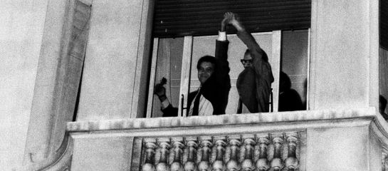 Felipe González y Alfonso Guerra saludan desde el balcón del hotel Palace tras el trinunfo electoral del PSOE en 1982. Felipe González y Alfonso Guerra saludan desde el balcón del hotel Palace tras el trinunfo electoral del PSOE en 1982.