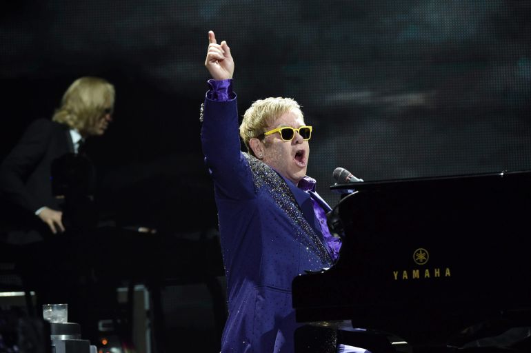 CRA01. CRACOVIA (POLONIA), 05/11/2014.- El músico británico Elton John se presenta en Cracovia (Polonia) hoy, miércoles 5 de noviembre de 2014, como parte de su gira mundial "Follow the Yellow Brick Road". EFE/JACEK BEDNARCZYK/PROHIBIDO SU USO EN POLONIA CRA01. CRACOVIA (POLONIA), 05/11/2014.- El músico británico Elton John se presenta en Cracovia (Polonia) hoy, miércoles 5 de noviembre de 2014, como parte de su gira mundial "Follow the Yellow Brick Road". EFE/JACEK BEDNARCZYK/PROHIBIDO SU USO EN POLONIA