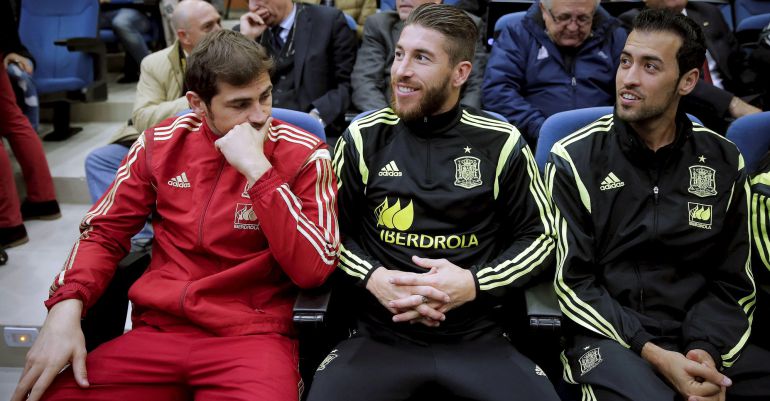 GRA146. LAS ROZAS (MADRID), 13/11/2014.- Los jugadores de la selección española de fútbol, Iker Casillas (i), Sergio Ramos (c) y Sergio Busquets (d), durante la rueda de prensa ofrecida hoy en la Ciudad del Fútbol de Las Rozas, donde el equipo está concentrado para preparar el doble compromiso frente a Bielorrusia y Alemania. EFE/Emilio Naranjo GRA146. LAS ROZAS (MADRID), 13/11/2014.- Los jugadores de la selección española de fútbol, Iker Casillas (i), Sergio Ramos (c) y Sergio Busquets (d), durante la rueda de prensa ofrecida hoy en la Ciudad del Fútbol de Las Rozas, donde el equipo está concentrado para preparar el doble compromiso frente a Bielorrusia y Alemania. EFE/Emilio Naranjo
