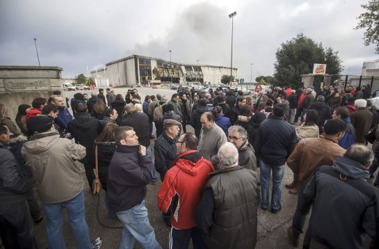 GRA226. BURGOS, 17/11/2014.- Varios trabajadores de Campofrío permanecen ante el edificio de la planta principal de la factoría, en Burgos, tras el incendio originado ayer en su interior y que sigue activo. El presidente de Campofrío, Pedro Ballvé, ha comunicado al alcalde de Burgos, Javier Lacalle, que la multinacional cárnica construirá una nueva planta en la ciudad, que sustituirá en 2016 a la que ha quedado totalmente inservible tras un incendio. EFE/Santi Otero GRA226. BURGOS, 17/11/2014.- Varios trabajadores de Campofrío permanecen ante el edificio de la planta principal de la factoría, en Burgos, tras el incendio originado ayer en su interior y que sigue activo. El presidente de Campofrío, Pedro Ballvé, ha comunicado al alcalde de Burgos, Javier Lacalle, que la multinacional cárnica construirá una nueva planta en la ciudad, que sustituirá en 2016 a la que ha quedado totalmente inservible tras un incendio. EFE/Santi Otero