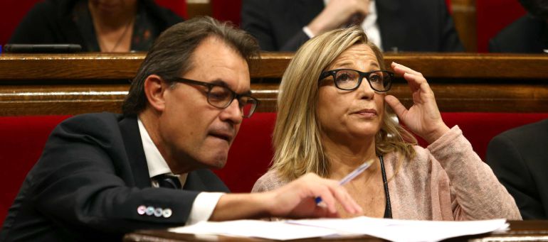 GRA136. BARCELONA, 12/11/2014.- El presidente de la Generalitat, Artur Mas (i), y la vicepresidenta del Govern, Joana Ortega, durante la sesión de control parlamentario celebrada hoy y centrada en el debate soberanista. EFE/Toni Albir GRA136. BARCELONA, 12/11/2014.- El presidente de la Generalitat, Artur Mas (i), y la vicepresidenta del Govern, Joana Ortega, durante la sesión de control parlamentario celebrada hoy y centrada en el debate soberanista. EFE/Toni Albir