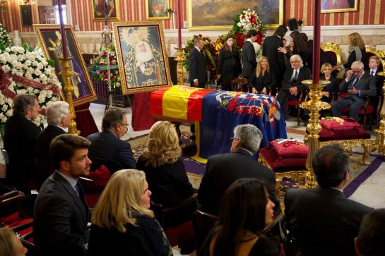 SEVILLE, SPAIN - NOVEMBER 20: Visitors pay their respects to Spain's Duchess of Alba as her body lies in state at the Seville's City Council on November 20, 2014 in Seville, Spain. Maria del Rosario Cayetana Fitz-James-Stuart, Duchess of Alba, 88-year-old with more titles than any other aristocrat in the world has died at home in Seville after a short illness. (Photo by Carlos Alvarez/Getty Images) SEVILLE, SPAIN - NOVEMBER 20: Visitors pay their respects to Spain's Duchess of Alba as her body lies in state at the Seville's City Council on November 20, 2014 in Seville, Spain. Maria del Rosario Cayetana Fitz-James-Stuart, Duchess of Alba, 88-year-old with more titles than any other aristocrat in the world has died at home in Seville after a short illness. (Photo by Carlos Alvarez/Getty Images)