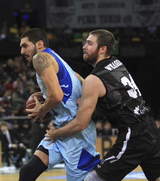 GRA040. BILBAO, 30/11/2014.- El jugador del Bilbao Basket Ethan Wragge (d) disputa un balón con el jugador del Tuenti Móvil Estuadiantes Nacho Martín (i) en el partido correspondiente a la novena jornada de liga Endesa disputado hoy en el BilbaoArena. EFE/LUIS TEJIDO GRA040. BILBAO, 30/11/2014.- El jugador del Bilbao Basket Ethan Wragge (d) disputa un balón con el jugador del Tuenti Móvil Estuadiantes Nacho Martín (i) en el partido correspondiente a la novena jornada de liga Endesa disputado hoy en el BilbaoArena. EFE/LUIS TEJIDO