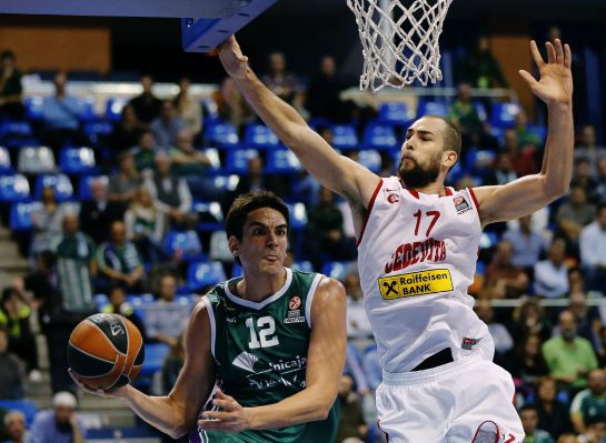 GRA540. MÁLAGA. 21/11/2014.- El alero del Unicaja, Carlos Suárez (i), se dispone a lanzar el balón ante el ala-pívot croata del KK Cedevita Zagreb, Mario Delas, durante el encuentro de la sexta jornada de la Euroliga que ambos equipos disputan esta tarde en el Palacio de Deportes José María Martín Carpena, en Málaga. EFE/Jorge Zapata GRA540. MÁLAGA. 21/11/2014.- El alero del Unicaja, Carlos Suárez (i), se dispone a lanzar el balón ante el ala-pívot croata del KK Cedevita Zagreb, Mario Delas, durante el encuentro de la sexta jornada de la Euroliga que ambos equipos disputan esta tarde en el Palacio de Deportes José María Martín Carpena, en Málaga. EFE/Jorge Zapata