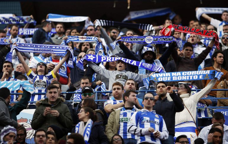 Varios aficionados del Deportivo de la Coruña en el estadio Vicente Calderón Varios aficionados del Deportivo de la Coruña en el estadio Vicente Calderón