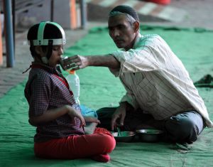 Un niño que ha nacido con malformación consecuencia de la fuga tóxica de Bhopal. AFP PHOTO/ INDRANIL MUKHERJEE Un niño que ha nacido con malformación consecuencia de la fuga tóxica de Bhopal. AFP PHOTO/ INDRANIL MUKHERJEE