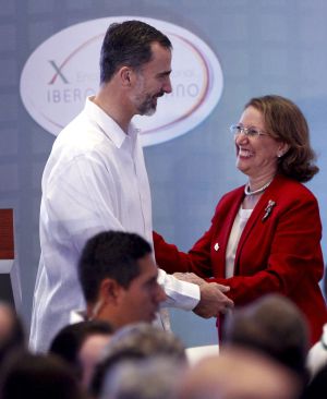 El Rey Felipe VI saluda a la Secretaria General Iberoamericana, la costarricense Rebeca Grynspan El Rey Felipe VI saluda a la Secretaria General Iberoamericana, la costarricense Rebeca Grynspan