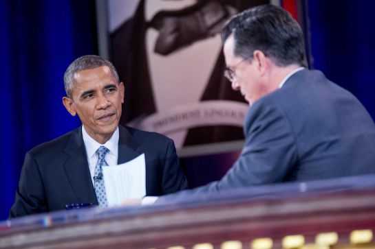 WAS19 - WASHINGTON (EE.UU.), 8/12/2014.- El presidente de EE.UU., Barack Obama (i), habla con Stephen Colbert (d) hoy, lunes 8 de diciembre de 2014, durante la grabación del programa "The Colbert Report", en el auditorio Lisner de la Universidad de Washington en Washington (EE.UU.). Es la tercera aparición del presidente en este programa que transmitirá su emisión final este 18 de diciembre. EFE/ Andrew Harrer / POOL WAS19 - WASHINGTON (EE.UU.), 8/12/2014.- El presidente de EE.UU., Barack Obama (i), habla con Stephen Colbert (d) hoy, lunes 8 de diciembre de 2014, durante la grabación del programa "The Colbert Report", en el auditorio Lisner de la Universidad de Washington en Washington (EE.UU.). Es la tercera aparición del presidente en este programa que transmitirá su emisión final este 18 de diciembre. EFE/ Andrew Harrer / POOL