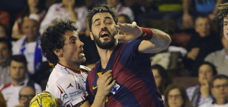El jugador del FC Barcelona Raul Entrerríos es defendido por Juanín García del Naturhouse La Rioja, durante el partido de la semifinal de la Copa Asobal de balonmano disputado esta tarde en el Palacio Municipal de Deportes, en León. El jugador del FC Barcelona Raul Entrerríos es defendido por Juanín García del Naturhouse La Rioja, durante el partido de la semifinal de la Copa Asobal de balonmano disputado esta tarde en el Palacio Municipal de Deportes, en León.