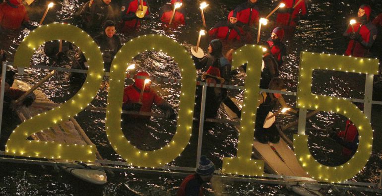 AUG021 FÜSSEN (ALEMANIA), 01/01/2015.- Decenas de personas participan en el tradicional baño con antorchas en las gélidas aguas del río Lech en Füssen, Baviera, Alemania, en el primer día de año nuevo, hoy, jueves 1 de enero de 2015. EFE/Karl-Josef Hildenbrand AUG021 FÜSSEN (ALEMANIA), 01/01/2015.- Decenas de personas participan en el tradicional baño con antorchas en las gélidas aguas del río Lech en Füssen, Baviera, Alemania, en el primer día de año nuevo, hoy, jueves 1 de enero de 2015. EFE/Karl-Josef Hildenbrand