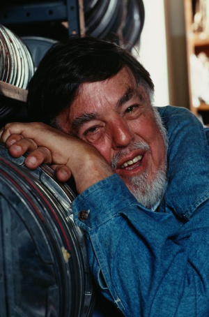 Alan Lomax posa junto a sus grabaciones en una fotografía de 1990 Alan Lomax posa junto a sus grabaciones en una fotografía de 1990