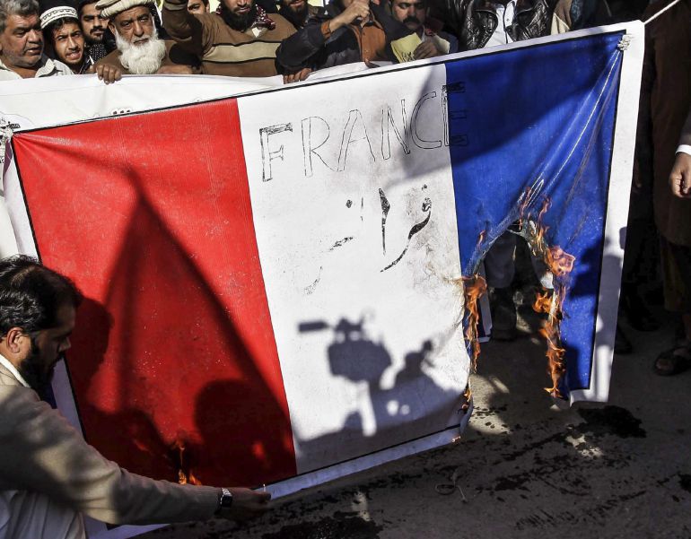 PES05 PESHAWAR (PAKISTÁN) 16/01/2015.- Simpatizantes de la organización benéfica ilegalizada Jamatud Dawa queman la bandera francesa durante una protesta contra la publicación de la caricatura de Mahoma en Charlie Hebdo celebrada hoy, viernes 16 de enero de 2015, en Peshawar (Pakistán). Al menos tres personas resultaron heridas, dos de ellas de bala, en una protesta hoy en Karachi, en el sureste de Pakistán, al dispersar la Policía una marcha islamista ante el consulado de Francia para protestar por la publicación de caricaturas de Mahoma, informaron a Efe fuentes oficiales. EFE/Arshad Arbab PES05 PESHAWAR (PAKISTÁN) 16/01/2015.- Simpatizantes de la organización benéfica ilegalizada Jamatud Dawa queman la bandera francesa durante una protesta contra la publicación de la caricatura de Mahoma en Charlie Hebdo celebrada hoy, viernes 16 de enero de 2015, en Peshawar (Pakistán). Al menos tres personas resultaron heridas, dos de ellas de bala, en una protesta hoy en Karachi, en el sureste de Pakistán, al dispersar la Policía una marcha islamista ante el consulado de Francia para protestar por la publicación de caricaturas de Mahoma, informaron a Efe fuentes oficiales. EFE/Arshad Arbab