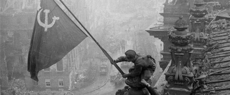 Las tropas soviéticas cuelgan una bandera de la URSS a su llegada a Berlín. Las tropas soviéticas cuelgan una bandera de la URSS a su llegada a Berlín.