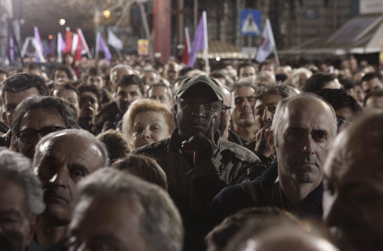 Seguidores escucha al líder de Syriza, Alexis Tsipras, este, jueves 22 de enero de 2015, en el mitin final de su campaña en Atenas (Grecia). Seguidores escucha al líder de Syriza, Alexis Tsipras, este, jueves 22 de enero de 2015, en el mitin final de su campaña en Atenas (Grecia).
