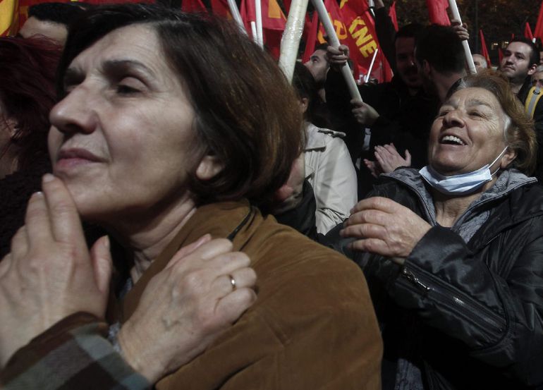 Los simpatizantes del Partido Comunista de Grecia (KKE), escuchan el discurso pronunciado por el líder del KKE, Dimitris Koutsoumbas Los simpatizantes del Partido Comunista de Grecia (KKE), escuchan el discurso pronunciado por el líder del KKE, Dimitris Koutsoumbas