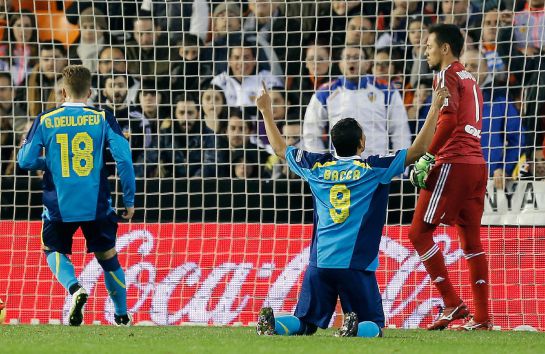 El delantero colombiano del Sevilla Carlos Bacca celebra el gol marcado al Valencia de penalti. El delantero colombiano del Sevilla Carlos Bacca celebra el gol marcado al Valencia de penalti.