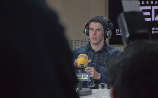 Gareth Bale, en los momentos previos a la entrevista con De la Morena en 'El Larguero'. Gareth Bale, en los momentos previos a la entrevista con De la Morena en 'El Larguero'.
