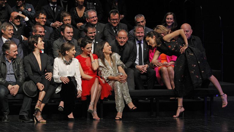 GRA399. MADRID, 19/01/2015.- La actriz Toni Acosta (d) bromea de Elena Anaya (2d), que ha sufrido un tropiezo a su llegada a la fiesta de nominados de los XXIX Premios Goya de la Academia del Cine Español, que se celebra esta tarde en los Teatros del Canal de Madrid. EFE/Alberto Martín GRA399. MADRID, 19/01/2015.- La actriz Toni Acosta (d) bromea de Elena Anaya (2d), que ha sufrido un tropiezo a su llegada a la fiesta de nominados de los XXIX Premios Goya de la Academia del Cine Español, que se celebra esta tarde en los Teatros del Canal de Madrid. EFE/Alberto Martín