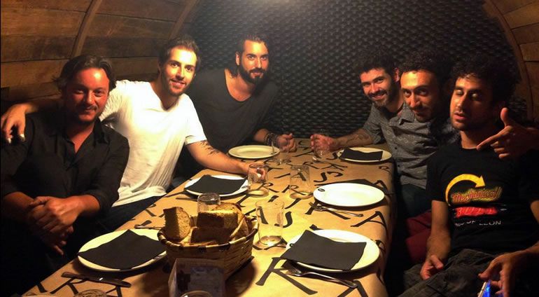 El grupo, a punto de comerse un cachopo en una sidrería de Avilés antes de un concierto El grupo, a punto de comerse un cachopo en una sidrería de Avilés antes de un concierto