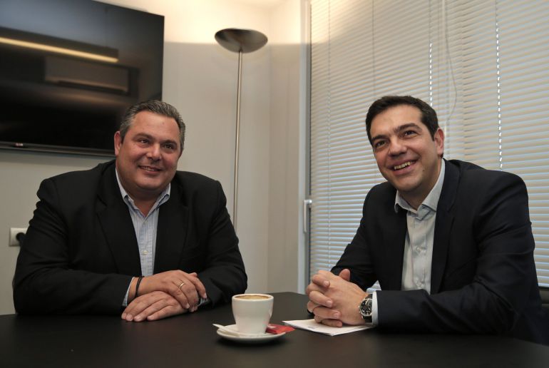 Kammenos y Tsipras el día en que negociaron su acuerdo de gobierno. AFP PHOTO / POOL/ LEFTERIS PITARAKIS Kammenos y Tsipras el día en que negociaron su acuerdo de gobierno. AFP PHOTO / POOL/ LEFTERIS PITARAKIS