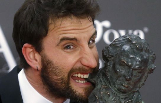 Dani Rovira muerde su Goya a mejor actor revelación Dani Rovira muerde su Goya a mejor actor revelación