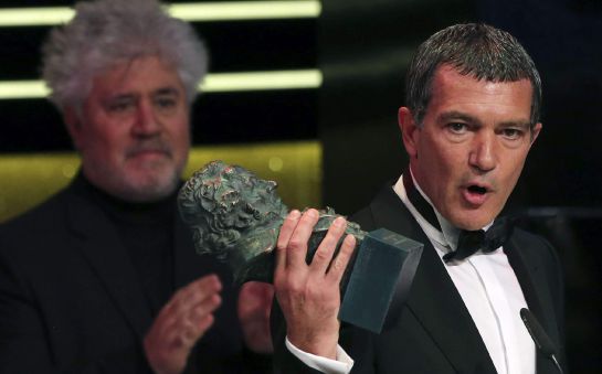 El actor Antonio Banderas, acompañado por el director Pedro Almodóvar recibe el Goya de Honor durante la gala de entrega de los premios Goya El actor Antonio Banderas, acompañado por el director Pedro Almodóvar recibe el Goya de Honor durante la gala de entrega de los premios Goya