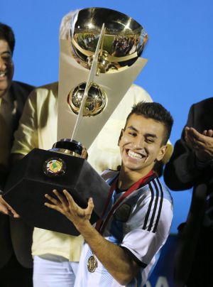 Argentina's captain Angel Correa receives the trophy after the team won the South American Under-20 Championship in Montevideo early February 8, 2015. REUTERS/Andres Stapff (URUGUAY - Tags: SPORT SOCCER) Argentina's captain Angel Correa receives the trophy after the team won the South American Under-20 Championship in Montevideo early February 8, 2015. REUTERS/Andres Stapff (URUGUAY - Tags: SPORT SOCCER)