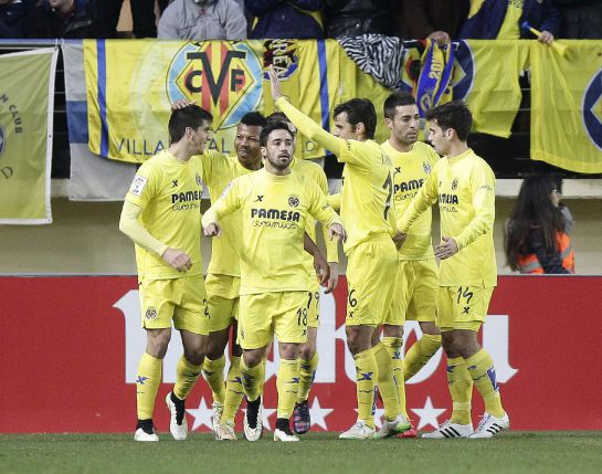 Los jugadores del Villarreal celebran el gol marcado en propia puerta por el defensa del Granada Diego Mainz, que ha supuesto el 1-0 durante el partido de la vigésima segunda jornada de liga en Primera División que se disputa esta tarde en el estado del Madrigal Los jugadores del Villarreal celebran el gol marcado en propia puerta por el defensa del Granada Diego Mainz, que ha supuesto el 1-0 durante el partido de la vigésima segunda jornada de liga en Primera División que se disputa esta tarde en el estado del Madrigal