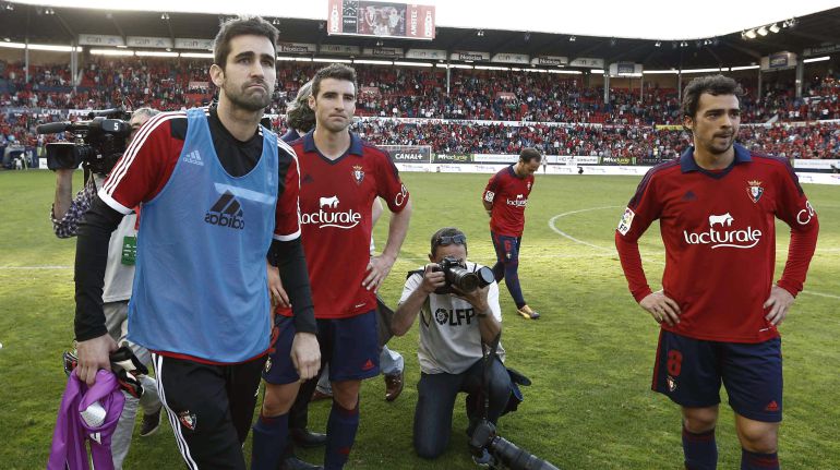 Los jugadores de Osasuna, al término del partido contra el Betis en el que se confirmó el descenso a Segunda de los navarros. Los jugadores de Osasuna, al término del partido contra el Betis en el que se confirmó el descenso a Segunda de los navarros.