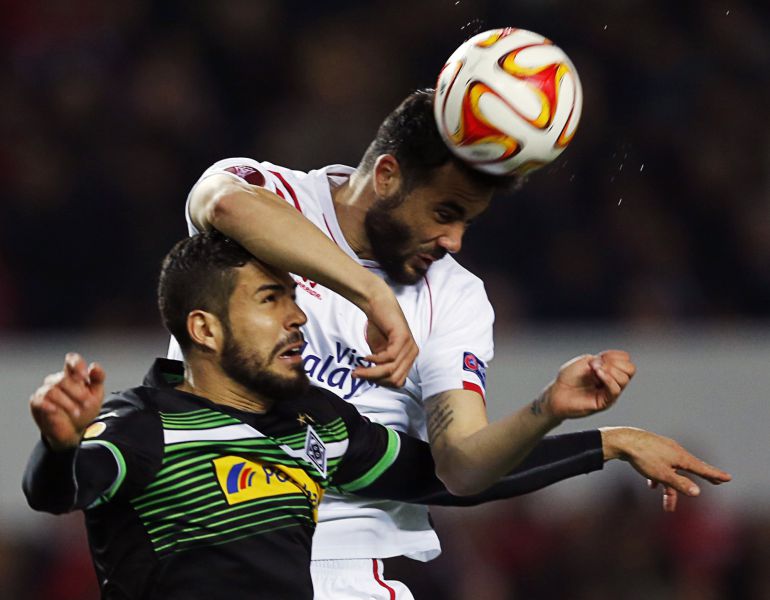 Domínguez e Iborra pelean un balón durante el Sevilla-Borussia Moenchengladbach Domínguez e Iborra pelean un balón durante el Sevilla-Borussia Moenchengladbach