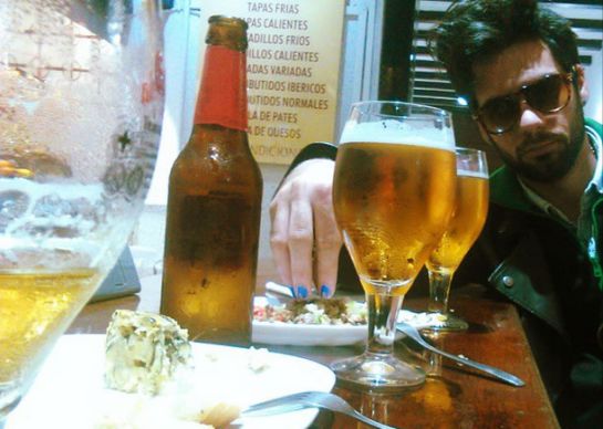 Aarön Sáez, en pleno aperitivo, esta vez, sin pelotas Aarön Sáez, en pleno aperitivo, esta vez, sin pelotas