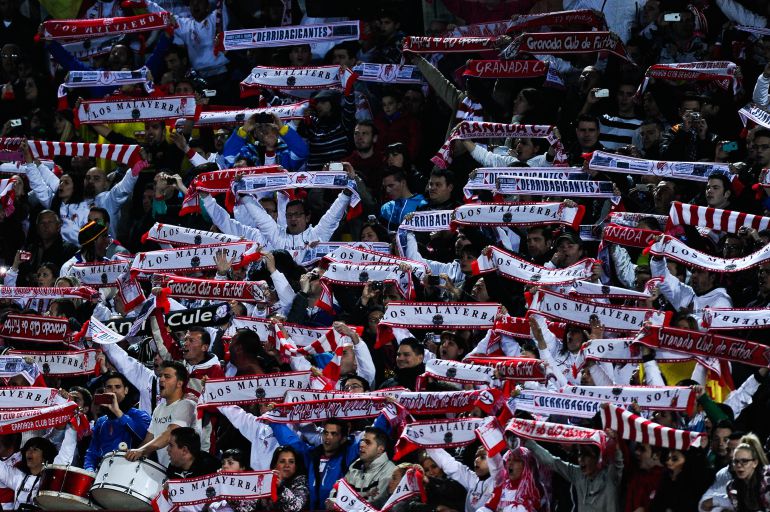 Aficionados del Granada animan a su equipo durante un partido de Liga Aficionados del Granada animan a su equipo durante un partido de Liga