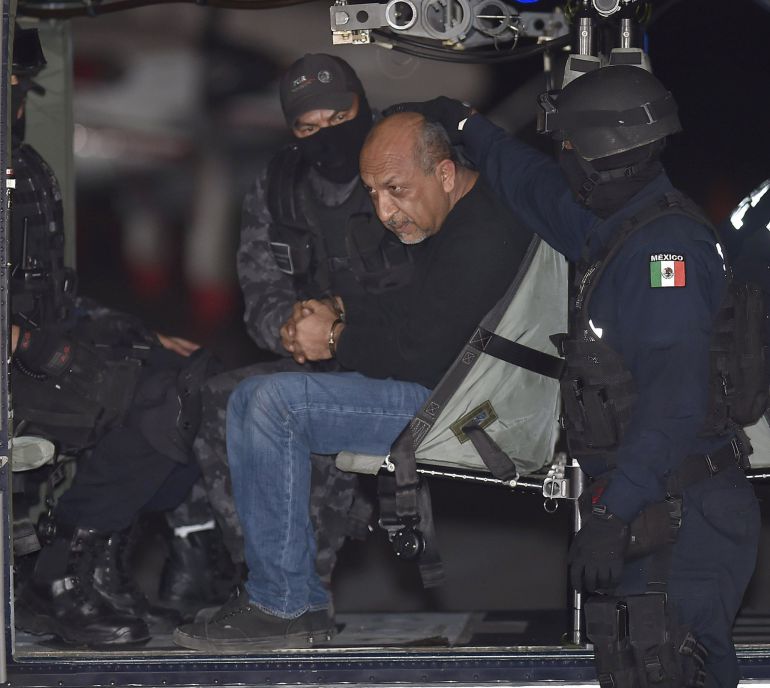 la policia federal de México, lleva a Servand Lopez, alias La Tuta, a la prisión de máxima seguridad tras ser detenido. El narcotraficante dirigía uno de los carteles dela droga y el crimen organizado mas importante de México. la policia federal de México, lleva a Servand Lopez, alias La Tuta, a la prisión de máxima seguridad tras ser detenido. El narcotraficante dirigía uno de los carteles dela droga y el crimen organizado mas importante de México.