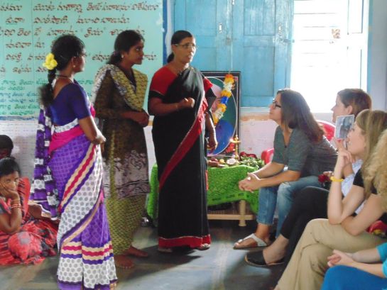 Ángels Barceló charla con las mujeres de Andhra Pradesh Ángels Barceló charla con las mujeres de Andhra Pradesh