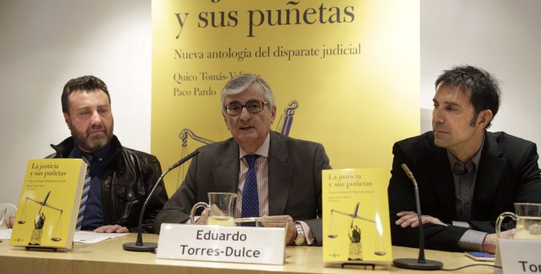 GRA052. MADRID, 11/03/2015.- El ex fiscal general del Estado Eduardo Torres-Dulce (c) ha presentado hoy en Madrid el libro "La justicia y sus puñetas" de los periodistas Paco Pardo (i) y Quico Tomás-Valiente (d). EFE/Ángel Díaz GRA052. MADRID, 11/03/2015.- El ex fiscal general del Estado Eduardo Torres-Dulce (c) ha presentado hoy en Madrid el libro "La justicia y sus puñetas" de los periodistas Paco Pardo (i) y Quico Tomás-Valiente (d). EFE/Ángel Díaz