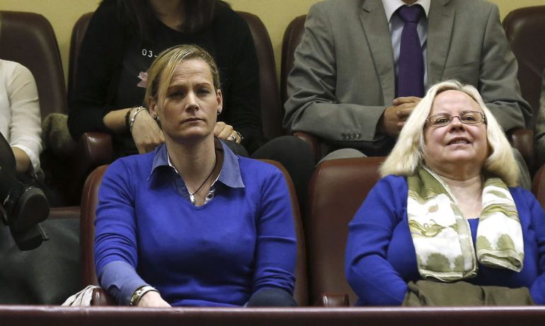 GRA044 MADRID, 11/03/2015.- La capitán del Ejército Zaida Cantera (i), que ha denunciado haber sufrido acoso sexual y laboral en un libro escrito por la diputada de UPyD Irene Lozano, acompañada de su marido, José Lóbez (arriba, d), en la tribuna de invitados del Congreso, que hoy celebra sesión de control y en la que el ministro de Defensa, Pedro Morenés, respondió a una pregunta relativa al tema formulada por Lozano. EFE/Sergio Barrenechea GRA044 MADRID, 11/03/2015.- La capitán del Ejército Zaida Cantera (i), que ha denunciado haber sufrido acoso sexual y laboral en un libro escrito por la diputada de UPyD Irene Lozano, acompañada de su marido, José Lóbez (arriba, d), en la tribuna de invitados del Congreso, que hoy celebra sesión de control y en la que el ministro de Defensa, Pedro Morenés, respondió a una pregunta relativa al tema formulada por Lozano. EFE/Sergio Barrenechea
