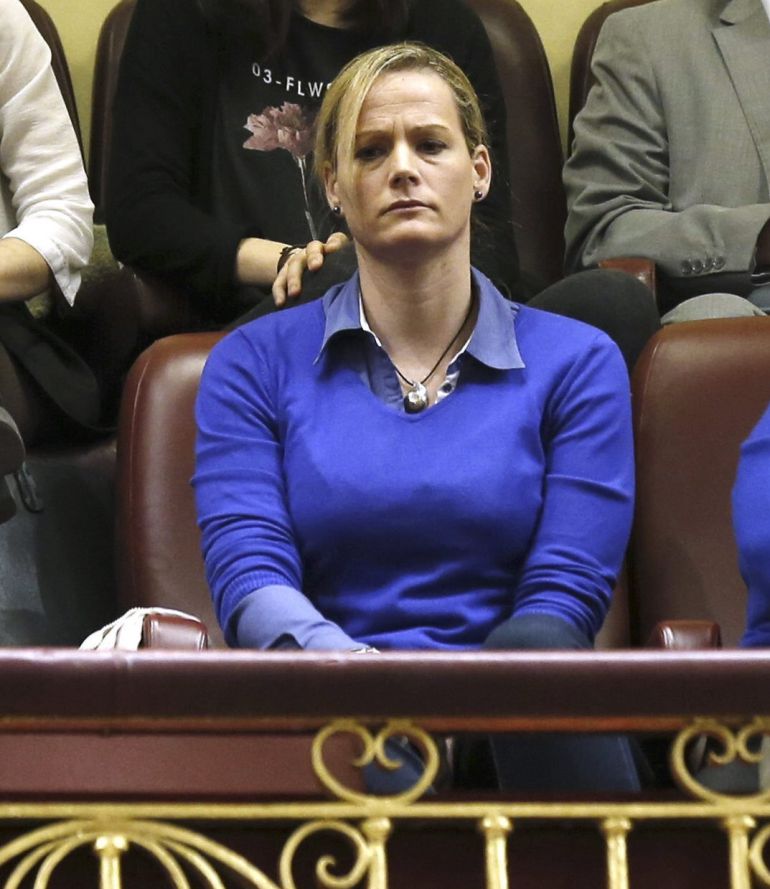 GRA257 MADRID, 11/03/2015.- La capitán del Ejército Zaida Cantera, que ha denunciado haber sufrido acoso sexual y laboral en un libro escrito por la diputada de UPyD Irene Lozano, en la tribuna de invitados del Congreso, que hoy celebra sesión de control y en la que el ministro de Defensa, Pedro Morenés, responde a una pregunta relativa al tema formulada por Lozano. EFE/Sergio Barrenechea GRA257 MADRID, 11/03/2015.- La capitán del Ejército Zaida Cantera, que ha denunciado haber sufrido acoso sexual y laboral en un libro escrito por la diputada de UPyD Irene Lozano, en la tribuna de invitados del Congreso, que hoy celebra sesión de control y en la que el ministro de Defensa, Pedro Morenés, responde a una pregunta relativa al tema formulada por Lozano. EFE/Sergio Barrenechea
