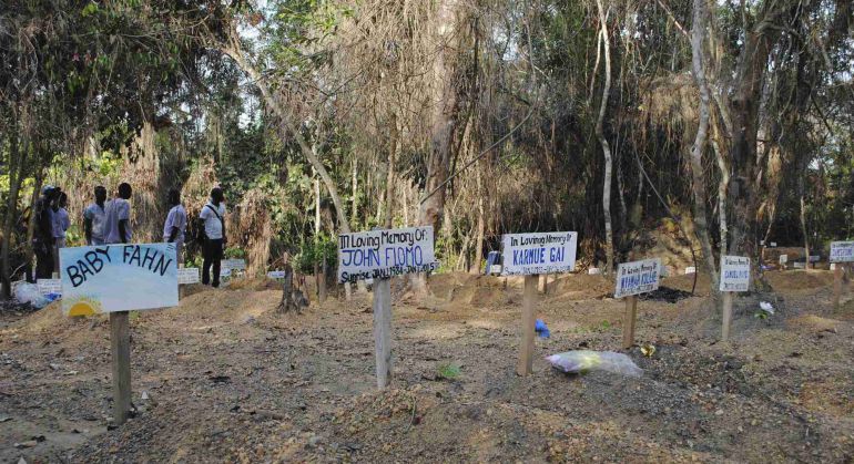 Un cementerio para víctimas de ébola en Liberia. Un cementerio para víctimas de ébola en Liberia.