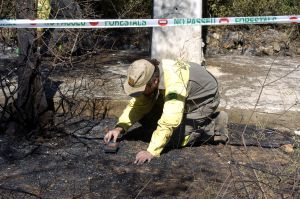 Un agente forestal trabaja en la investigación de un incendio Un agente forestal trabaja en la investigación de un incendio