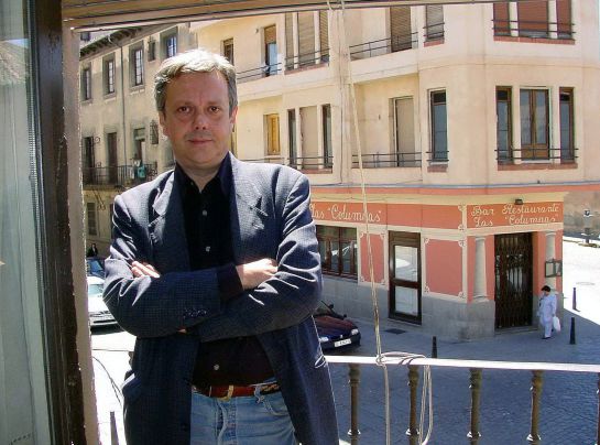 GRA043. MADRID, 21/03/2015.- Fotografía de archivo, tomada el 12 de julio de 2000, del periodista y escritor Moncho Alpuente en una casa próxima a la Plaza Mayor de Segovia, ciudad donde residía largas temporadas y elegida para llevar a cabo su producción literaria y musical. Alpuente ha fallecido en Canarias a la edad de 65 años, como consecuencia de un infarto. EFE/Archivo/Aurelio Martín GRA043. MADRID, 21/03/2015.- Fotografía de archivo, tomada el 12 de julio de 2000, del periodista y escritor Moncho Alpuente en una casa próxima a la Plaza Mayor de Segovia, ciudad donde residía largas temporadas y elegida para llevar a cabo su producción literaria y musical. Alpuente ha fallecido en Canarias a la edad de 65 años, como consecuencia de un infarto. EFE/Archivo/Aurelio Martín