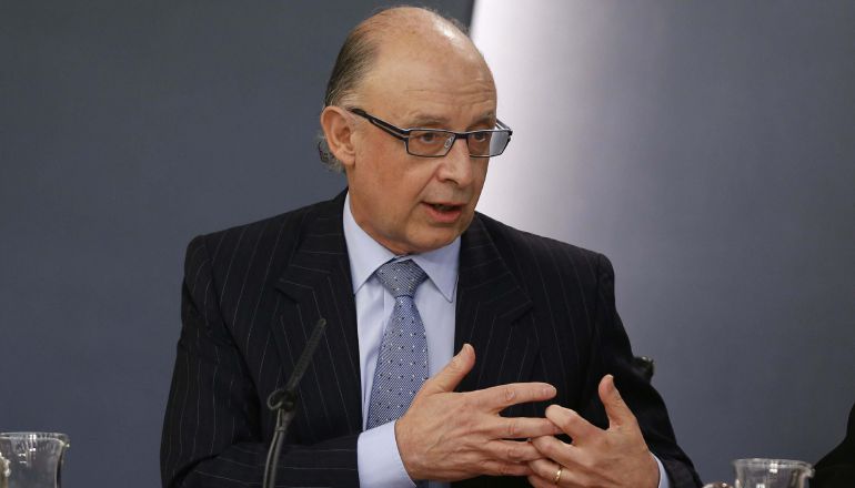 GRA158 MADRID, 20/03/2015.- El ministro de Hacienda, Cristóbal Montoro, durante la rueda de prensa posterior a la reunión del Consejo de Ministros celebrado hoy en La Moncloa. EFE/Paco Campos GRA158 MADRID, 20/03/2015.- El ministro de Hacienda, Cristóbal Montoro, durante la rueda de prensa posterior a la reunión del Consejo de Ministros celebrado hoy en La Moncloa. EFE/Paco Campos