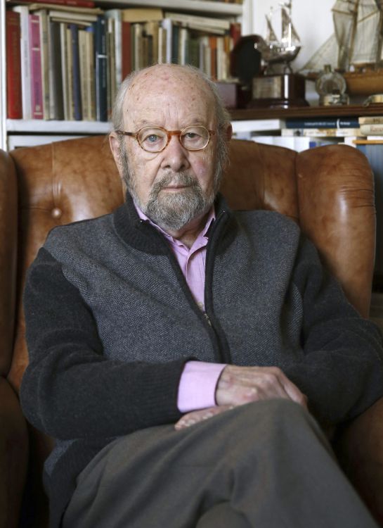 GRA174. MADRID, 17/03/2015.- El escritor andaluz José Manuel Caballero Bonald, a sus 88 años, y con una carrera jalonada de premios, el último de ellos el Cervantes, horas antes de presentar su nuevo libro "Desaprendizajes", asegura en una entrevista con Efe en su casa de Madrid que "vivimos porque siempre es posible descubrir algo. Quien piensa que no tiene nada que aprender es que está muerto". EFE/Paco Campos GRA174. MADRID, 17/03/2015.- El escritor andaluz José Manuel Caballero Bonald, a sus 88 años, y con una carrera jalonada de premios, el último de ellos el Cervantes, horas antes de presentar su nuevo libro "Desaprendizajes", asegura en una entrevista con Efe en su casa de Madrid que "vivimos porque siempre es posible descubrir algo. Quien piensa que no tiene nada que aprender es que está muerto". EFE/Paco Campos