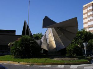 "El mojón de Mazinger" de Algeciras, según la oyente que nos la ha enviado. "El mojón de Mazinger" de Algeciras, según la oyente que nos la ha enviado.