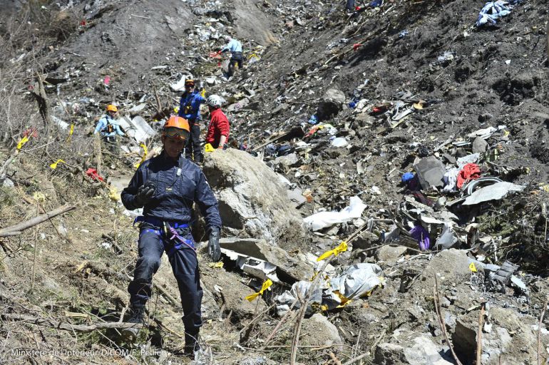 Profesionales franceses trabajando en el lugar del accidente de Germanwings Profesionales franceses trabajando en el lugar del accidente de Germanwings